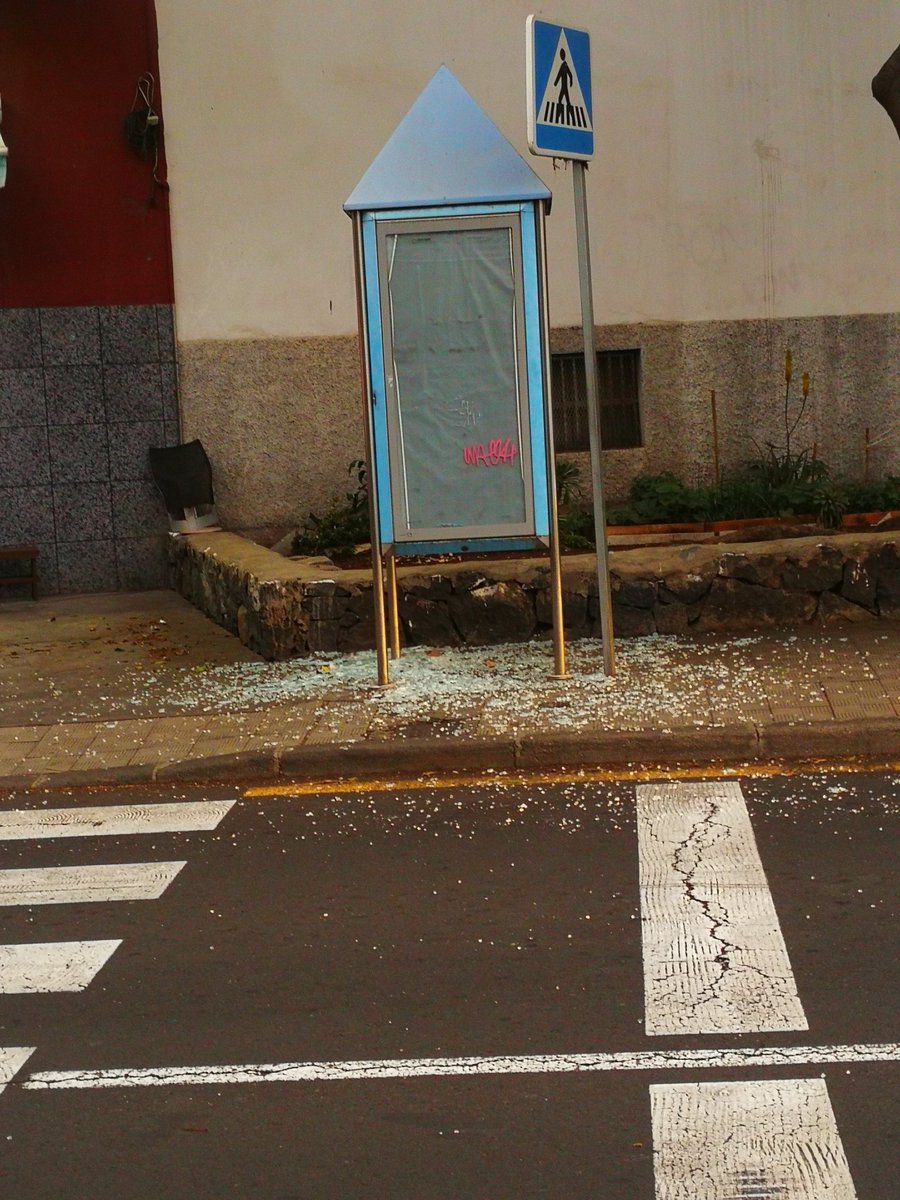 alechicharrero's tweet photo. @aytolalaguna_es @policialalaguna mientras nos quedamos en casa algún desgraciado se dedica a esto en avenida de los Majuelos, gracias por todo pedazo de machango https://t.co/aM0CLkj5ga