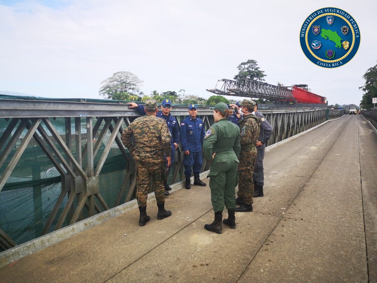 seguridadcrc's tweet photo. Oficiales de la Policía de #FronterasCR, #GuardacostasCR, @MigracionCR y @fuerzapublicaCR coordinan acciones con colegas de @senafrontpanama en Sixaola, previo al cierre de fronteras. 
Contra el #COVID-19 Costa Rica y Panamá  #JuntosPodemos. 
#CostaRicaContraElCOVID19 https://t.co/UFkSbQF3PG