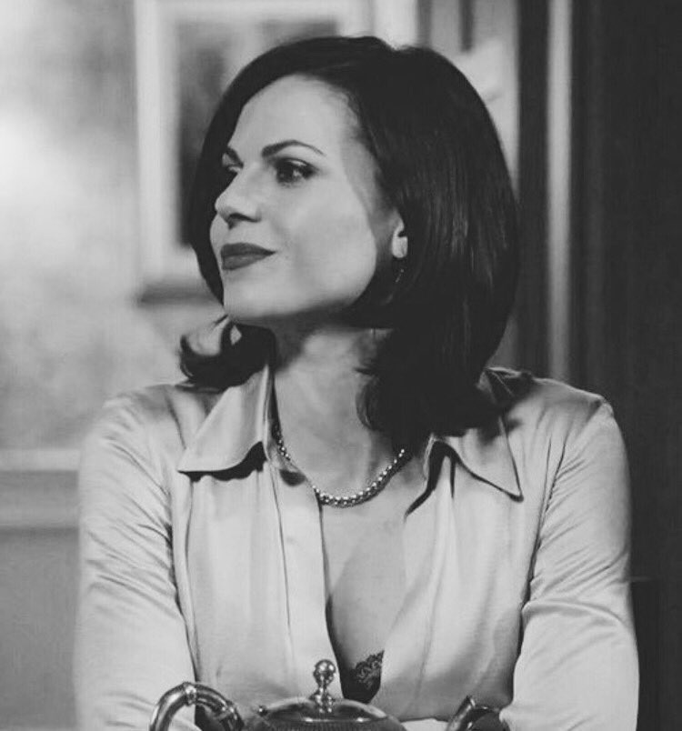 regina mills looking like some decadent lesbian wet dream from a 1940s detective novel ; a thread