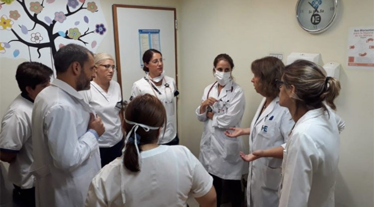 RadioTucuman971's tweet image. CORONAVIRUS | El Hospital del Este se prepara para brindar atención en caso de que sea necesario, por medio de simulacros

#LaRadioQueEligenLosTucumanos 🎵
#RTuc 🎧 La 97.1 📻
👇🏽

Escuchá La 97.1 👉🏽 radiotucuman.com/envivo/

radiotucuman.com/nota/7977/el-h…?