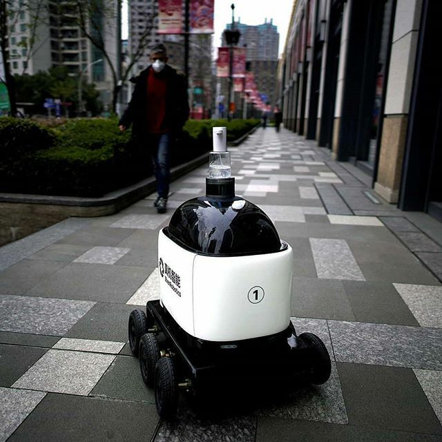 We need to ask @nygovcuomo to add this to NYC's must-have list.
•
•
Repost from @worldeconomicforum ⁣A robot with a dispenser for hand sanitizer patrols a shopping complex in Shanghai, China.⠀

As China reopens businesses and shops, giving much-ne… ift.tt/2Qsmrir