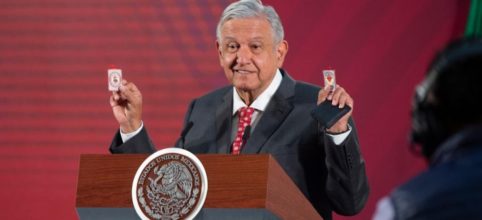 AristeguiOnline's tweet photo. "Detente enemigo, que el corazón de Jesús está conmigo", dice López Obrador al mostrar sus “escudos protectores”

#Video 👉 https://t.co/qE9D2ebZBW https://t.co/4d1MGx5Lx2
