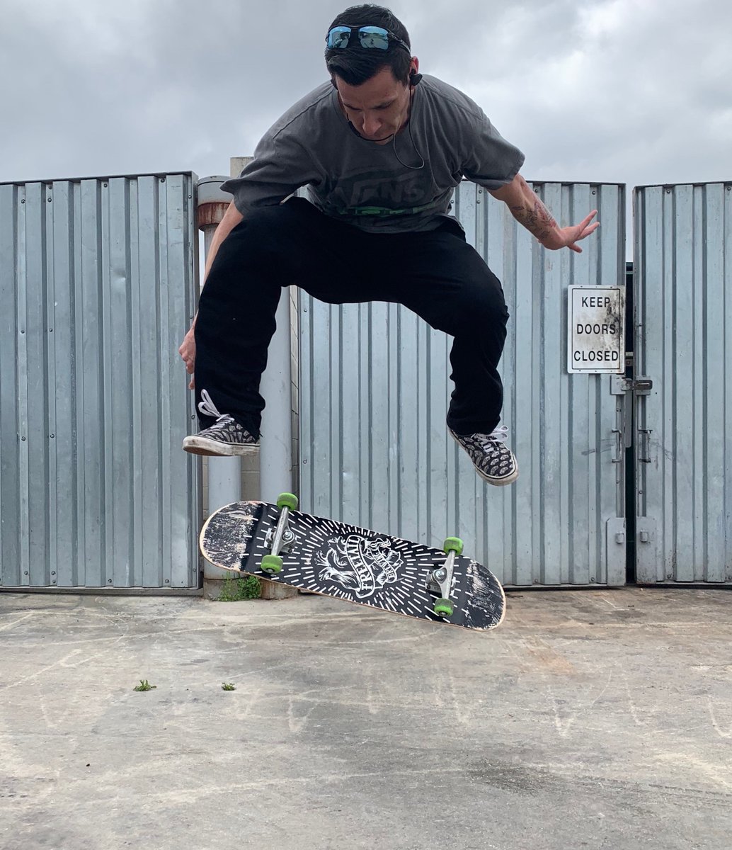 May I offer you a rad heelflip in these trying times? @wicked_raver was showing his skills the other day at the pub and riding one of our limited edition decks. Keep your heads up and wash your hands.

#keephopealive #freetailbrewing #gleamingthecube #dopeoplerememberthatmovie