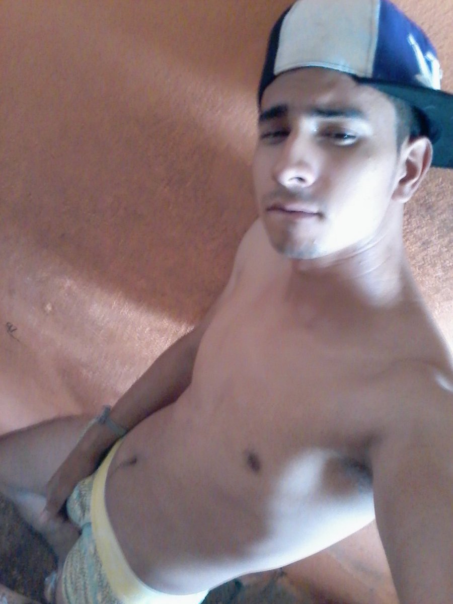 EcuadorLindos's tweet photo. Jeff Roque este flaquito es de Duran,, a quien no le provoca sentir la verga  de este bebito!😋🍆 https://t.co/NgAGZBW0i5