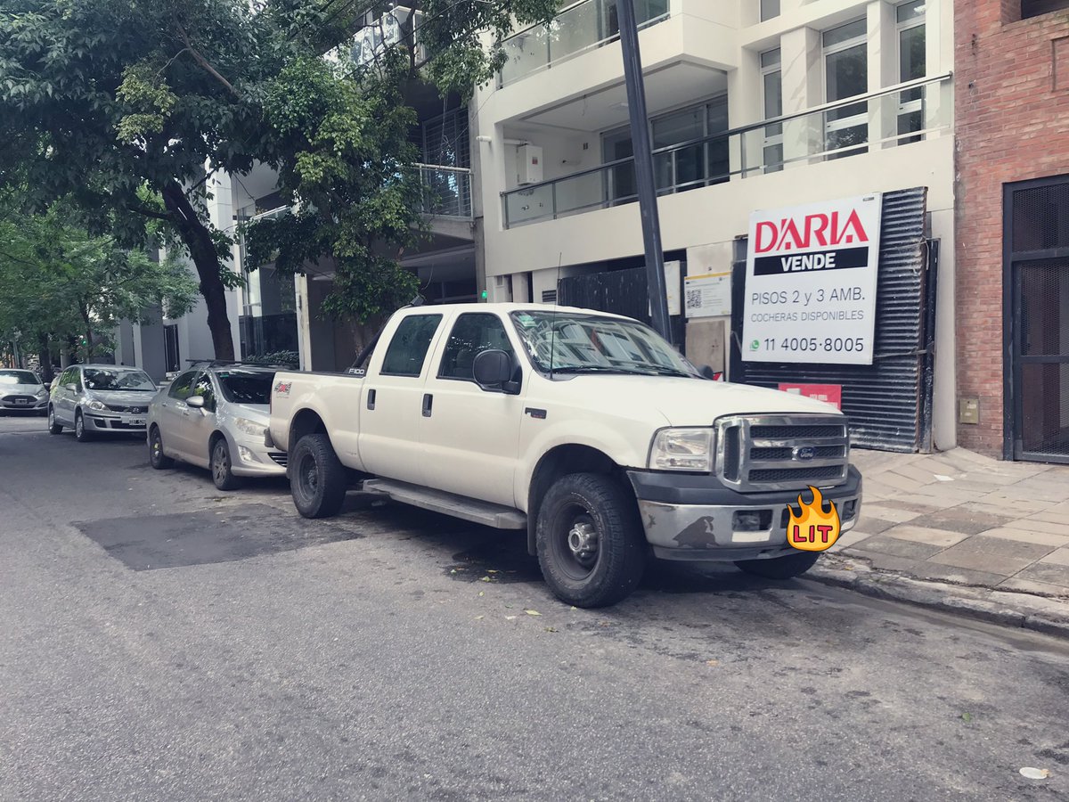 inspectoraereo's tweet image. Y cómo va ese test JC? Tuviste suerte de encontrar lugar para estacionar en CABA como este afortunado??? @Autoblogcomar @ChataSolidaria