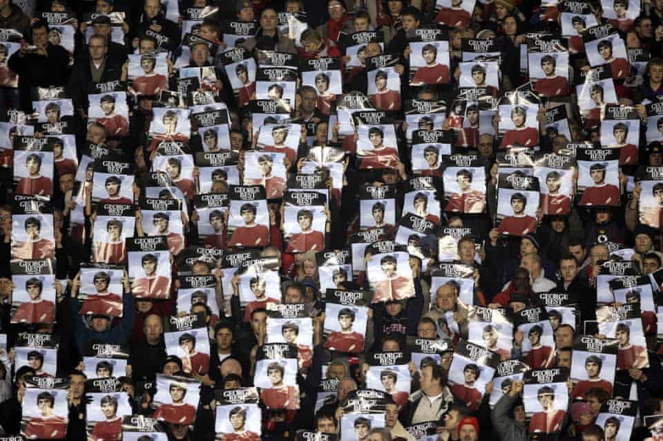 United fans at Old Trafford hold up posters paying tribute to club legend, George Best, after his death in 2005. ⚫️🌹