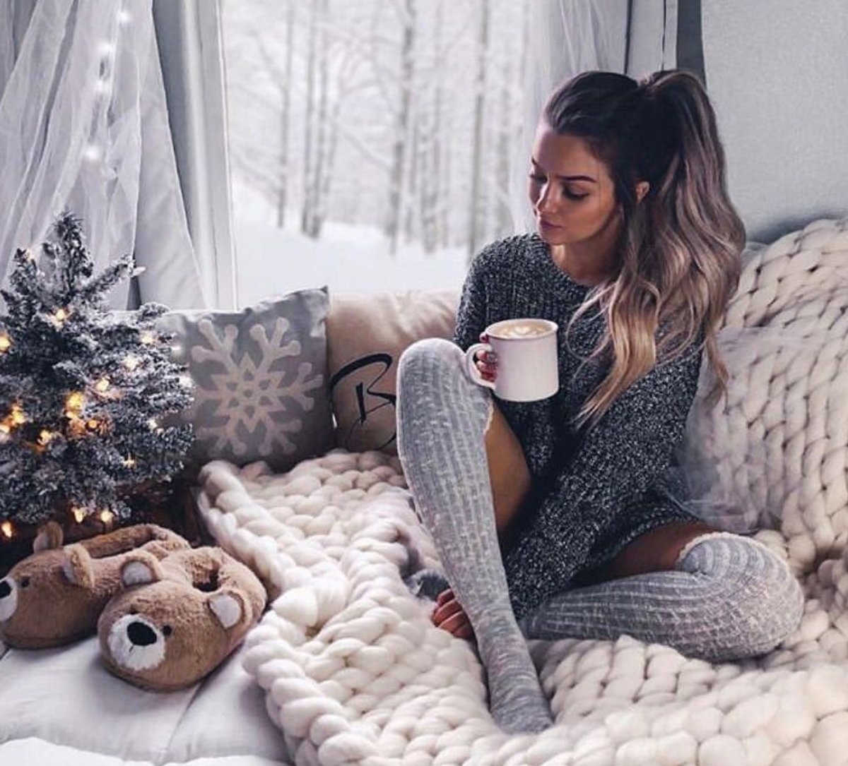 Девушка с книгой. Уютные вязаные вещи. Девушка в пледе с чашкой. Девушка селфи уютные. Хьюгге уют.