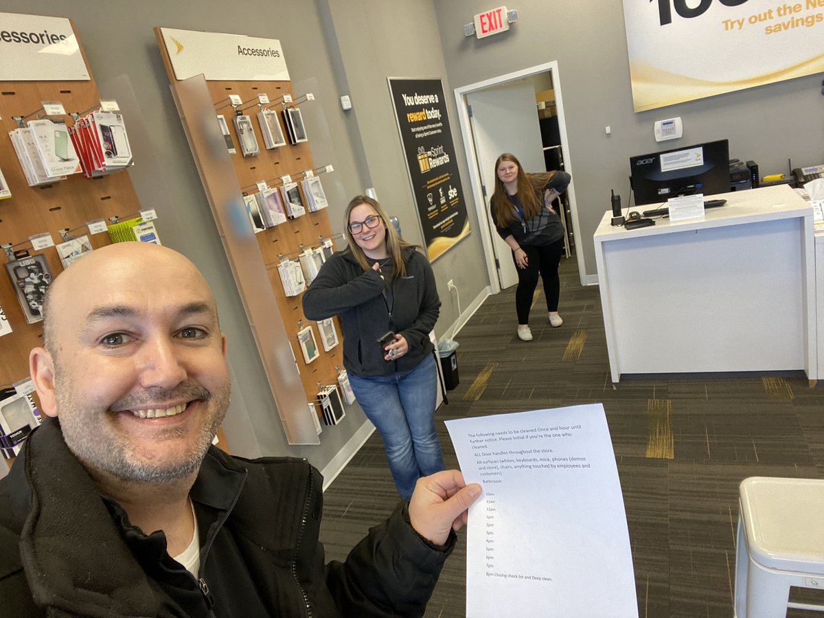 MarkThryvBA's tweet photo. #Sprint in #Yorkville is ready to serve you and all your Wireless needs!  In times of crisis, these individuals have #AnsweredtheCall and are waiting to help in any way.  #SprintDeals #BestValueinWireless #Thankyou @AirCorpYork https://t.co/APLbM1zgnS