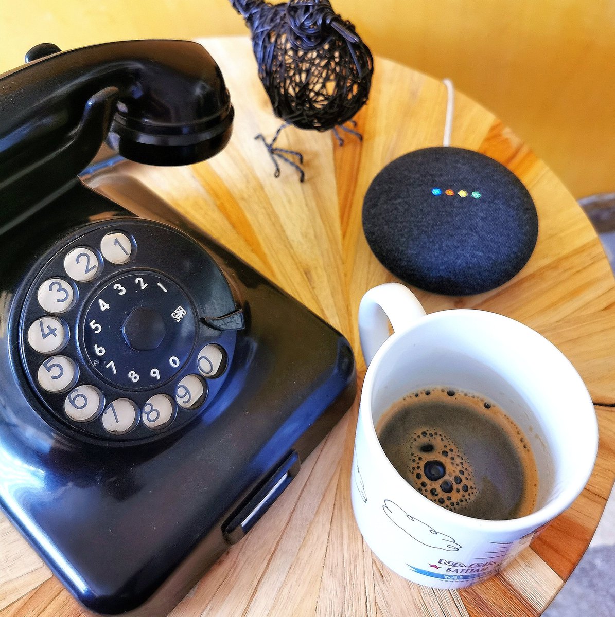 mikelugodtl's tweet photo. Ventajas de trabajar en #cuarentena, buena música y un delicioso café. (Si se lo preguntan el teléfono sirve). https://t.co/I4ztExGGGF