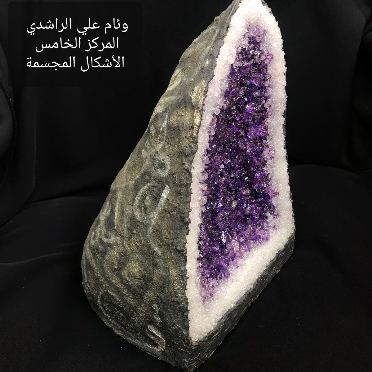 تهنئه⭐
تبارك أسرة كلية التصاميم فوز الطالبه وئام علي الراشدي في اللقاء العلمي ١١ بالمركز الخامس في محور الاعمال الفنيه (الاشكال المجسمه)