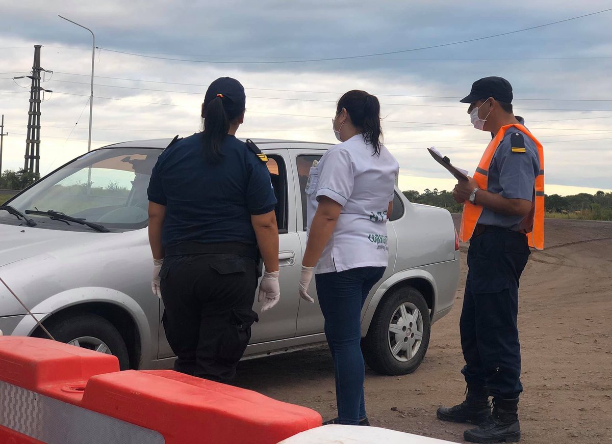 raulgonzalezok's tweet photo. 📌FINALIZANDO UN LARGO OPERATIVO | EMERGENCIA SANITARIA
Encabezamos un intenso operativo junto a la #Policía, #SaladeSalud, #PersonalMunicipal, #Epidemiología y #CallCenterProvincial, destinado a cuidar a n/ vecinos, restringiendo accesos al pueblo....https://t.co/jbpVzfLGdt https://t.co/FtTfU6m5Ux