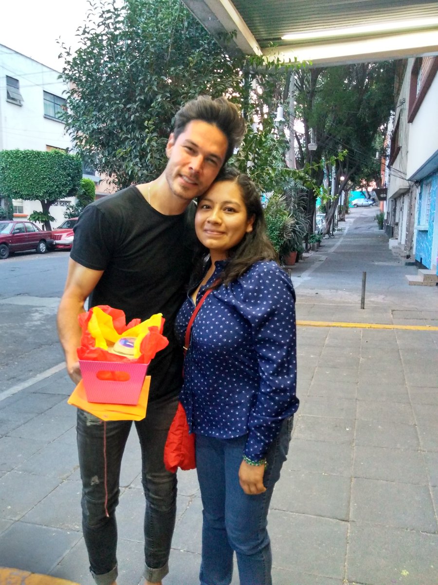 Cin_Moreno_'s tweet photo. #EnCasaConJuanSolo
País: México
Lugar: Centro Teatral Manolo Fábregas, Cdmx.
Año: 2018
Es mi primer foto con @soyjuansolo, solo bajo de su auto y platicó los nervios que tenía por su primer presentación en @mentirasmexico, fue super sencillo y amable.
Canción: Si volviera a nacer https://t.co/yquos86stj