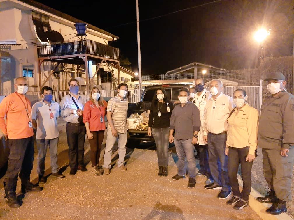 AyacuchoFPO's tweet photo. 🇻🇪 #18Mar ¡Seguimos venciendo con amor y solidaridad!  

ODDI parroquia Hugo Chávez, municipio Freites de Anzoátegui, con apoyo del Director Faja @TineoPDVSA, entrega guantes y mascarillas antigases al Hospital de San Tomé ¡Luchamos contra el #COVID19!

#VenezuelaPuebloHeroico https://t.co/5E3z96trGt