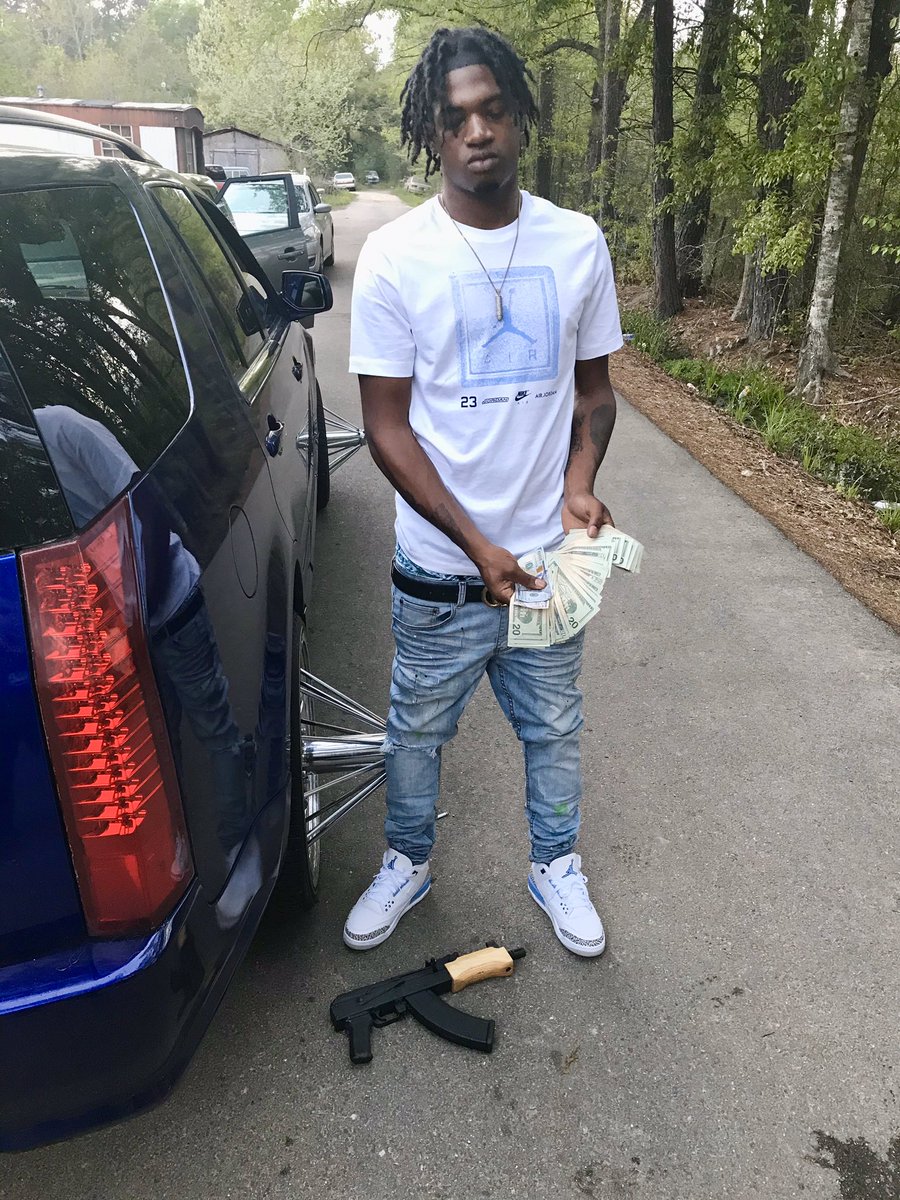 BareFaceJeezyy's tweet photo. Playing With The Starting 5 Ian No 6 Guy 🥶7️⃣ #FreeLF⛓💙 #LLQ🕊🤍 https://t.co/v6GIudkN6X