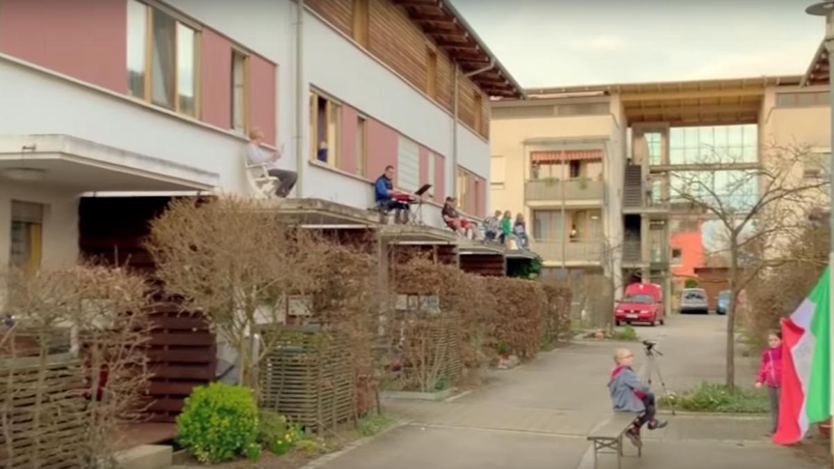 welt's tweet photo. Bamberger singen „Bella Ciao“ für Italiener - und landen Hit im Netz https://t.co/3DMyVUXVnt https://t.co/lIVIrxkETW