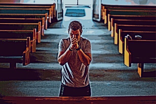 Молит вид. Человек молится. Мужчина молится. Молящий человек. Человек молится фото.