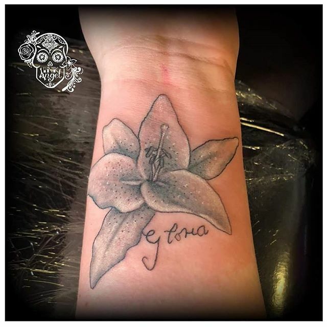 inkangeltstudio's tweet photo. Lily with nanas signature, what a lovely sentiment https://t.co/SM13SQMVnO https://t.co/z15suPmmei