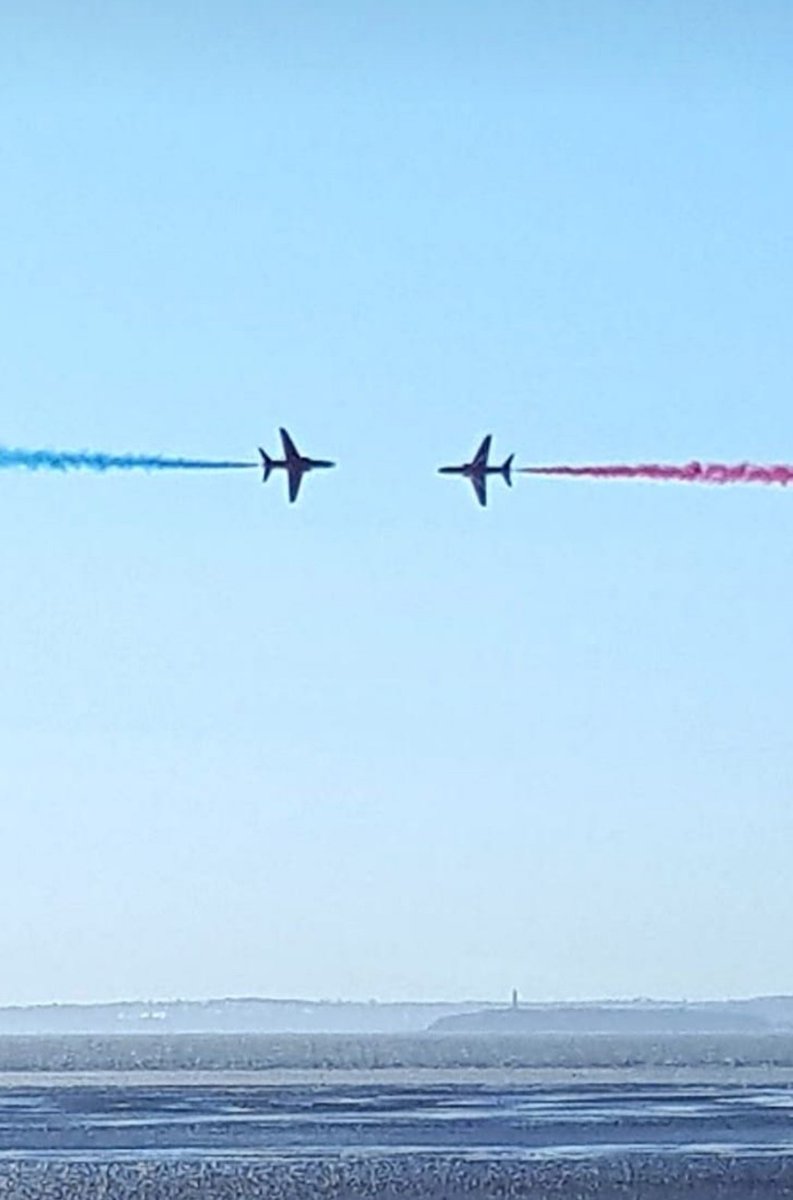 pdsurveys's tweet photo. @RAFRed1 @BBCOne @BBCTheOneShow @rafredarrows Western super-mare shame it's going to be an unpredictable season probably RIAT going to be dropped this year be safe all😎 https://t.co/0XYDuZSq8E
