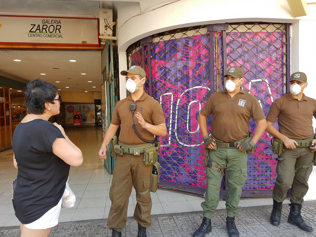 Carab_Maule's tweet photo. Carabineros de la 3a. Comisaría #Talca continúa con su trabajo preventivo y de seguridad en el centro de la ciudad. Entregando orientación, información y recomendaciones a los transeúntes. https://t.co/yjOq9VylGl