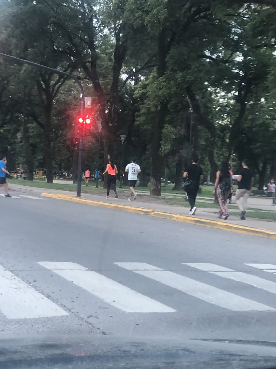 marcos__arias's tweet photo. Todo el país haciendo esfuerzos por mantener un aislamiento social relativo y el parque lleno de pelotudos corriendo.

¿Que tienen en la cabeza estos tipos que privilegian la estética personal de la pancita chata por encima de la salud colectiva? https://t.co/kI17q1iBhL