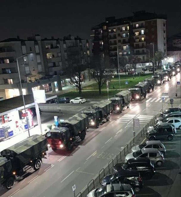 petunianelsole's tweet photo. Una impressionante colonna di mezzi militari ha attraversato questa sera il cuore di Bergamo, dal cimitero monumentale fino all'autostrada, con a bordo i feretri dei morti da coronavirus che il camposanto bergamasco non riesce più a gestire. (Cit. Ansa) https://t.co/57wNf2DoX8