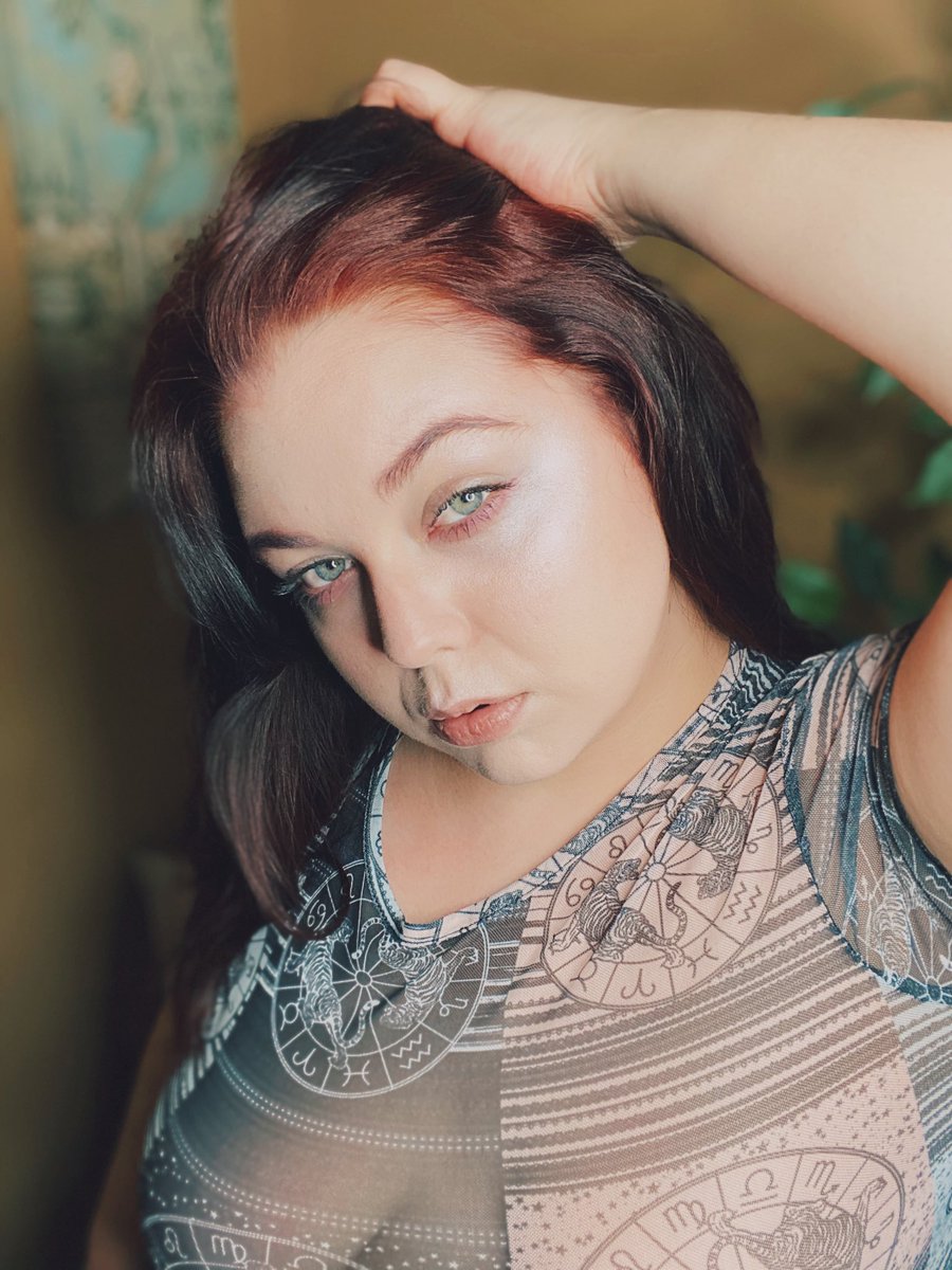 HoneyBun_TV's tweet photo. The Face vs The Pussy... which do you prefer? Left or right?

It’s uncensored on my site. 😈💕 https://t.co/X2N5SKErEM