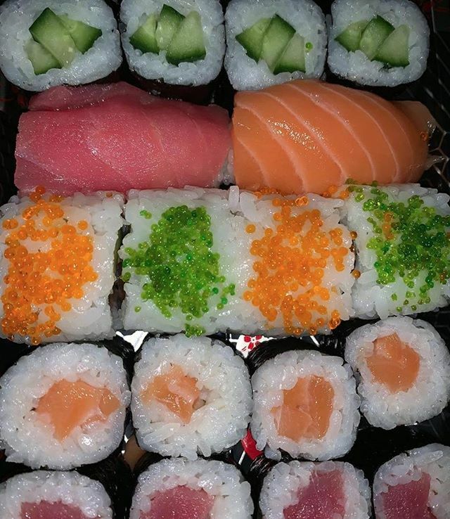 crazyhungrymom's tweet photo. love sushi!!! Follow @crazyhungrymom for more deliciousness and use #crazyhungrymom for a feature! (📸: @hungryholka) https://t.co/ULdu8bonQp https://t.co/pGxf79exnp
