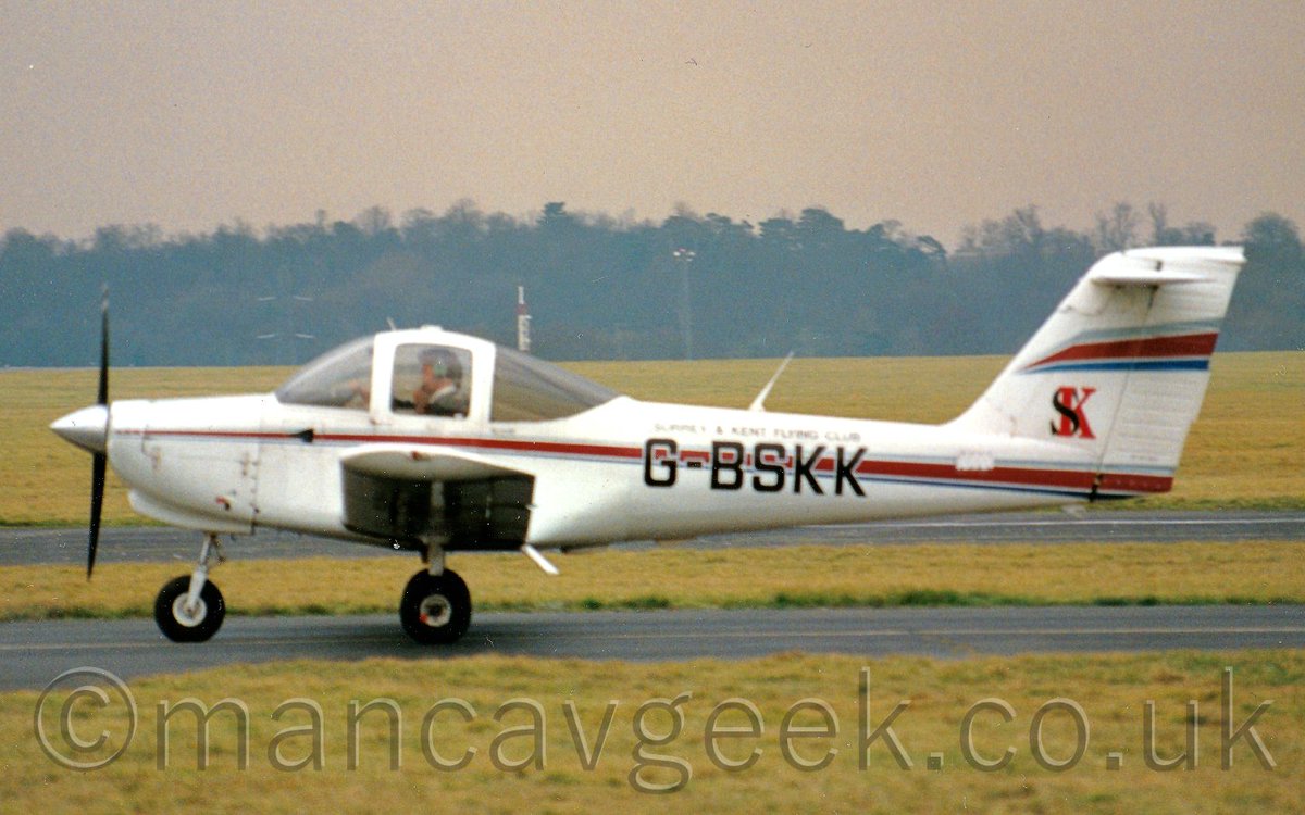 mancavgeek's tweet photo. Bonus Photo of the Day 2020-03-18.
G-BSKK, Piper PA-38-112 Tomahawk, at Biggin Hill, 6th March 1996.
#avgeek #planespotting #potd #bigginHill #bqh #egkb #piper #pa38 #tomahawk https://t.co/W55EuTO3pl