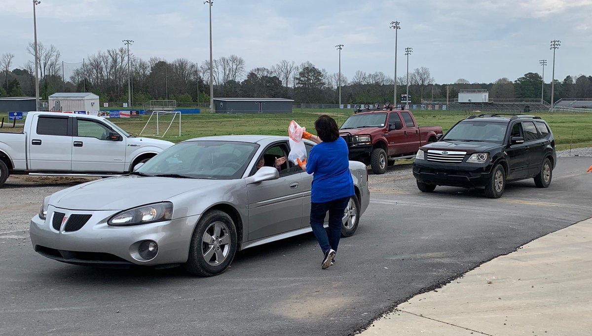 👏🏻Thanks to everyone who helped get meals to our kids today.  2,651 of our Franklin County students received meals for this week, either by bus or through the car line. 👏🏻