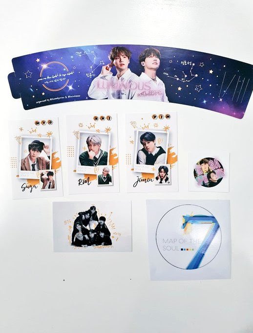 weareevilregals's tweet photo. 💫USA/CAN GO - PLS RT💫
🌌 #LuminousWithSope Cupsleeve by @lovinbaeee
⚡️Magical cupsleeves that come with lots of goodies and 2 secret freebies!
⚡️Price: $3.50
⚡️Ends: April 1, 2020 - 11PM CST
⚡️Form: https://t.co/v3Ezzw6pzL https://t.co/xoLkkDuUDI