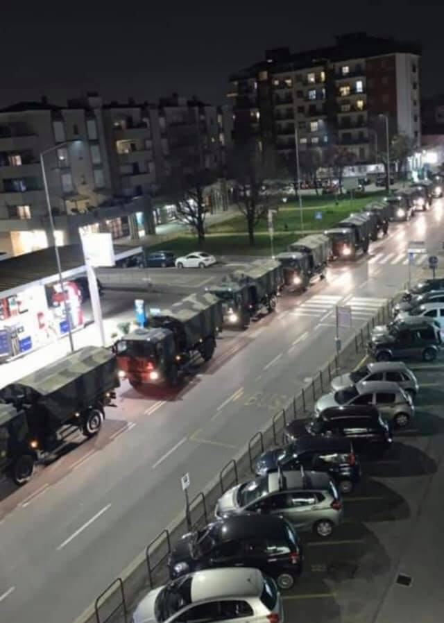 No, non è una foto di una zona di guerra: è Bergamo stasera.

I mezzi militari che vedete trasportano le salme, che non possono essere ospitate nei cimiteri e negli obitori al collasso, in alcune città dell'Emilia-Romagna, del Piemonte e del Friuli.

Mi sono venuti i brividi.