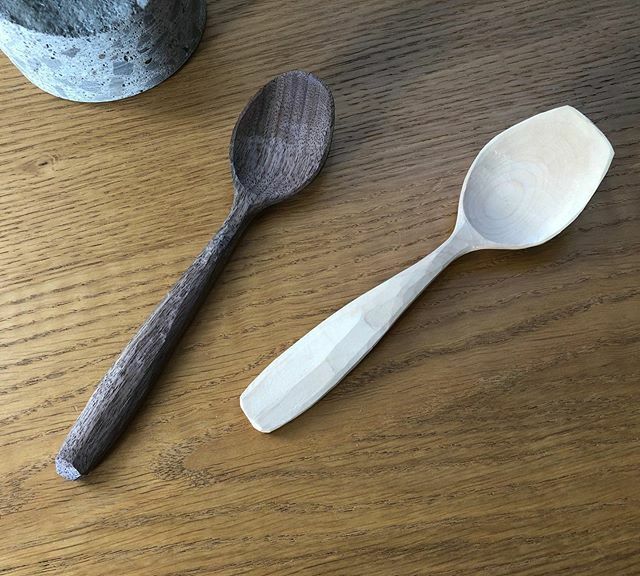 First 2 social distancing spoons. Carved with a lot of folks (virtually) though to make em! <a href="/algomasloyd/">Paul Oak</a> <a href="/roccaways/">PG</a> <a href="/jbwoodcock/">Jonathan Woodcock</a> @mazandfuzz @gibbeted_hew .
.
.
#socialdistancing #greenwood #spooncarving ift.tt/2vtGLsm
