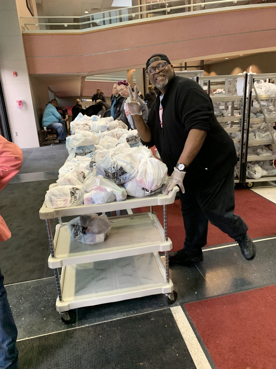 msdwt's tweet photo. Over 40,000 meals were distributed to WT families today through our curbside pick up. TY to all of our amazing Child Nutrition Staff, administrators, and other district volunteers for assisting today! More community food resources here/ https://t.co/7HMsPUF13U https://t.co/m9qr28cYws