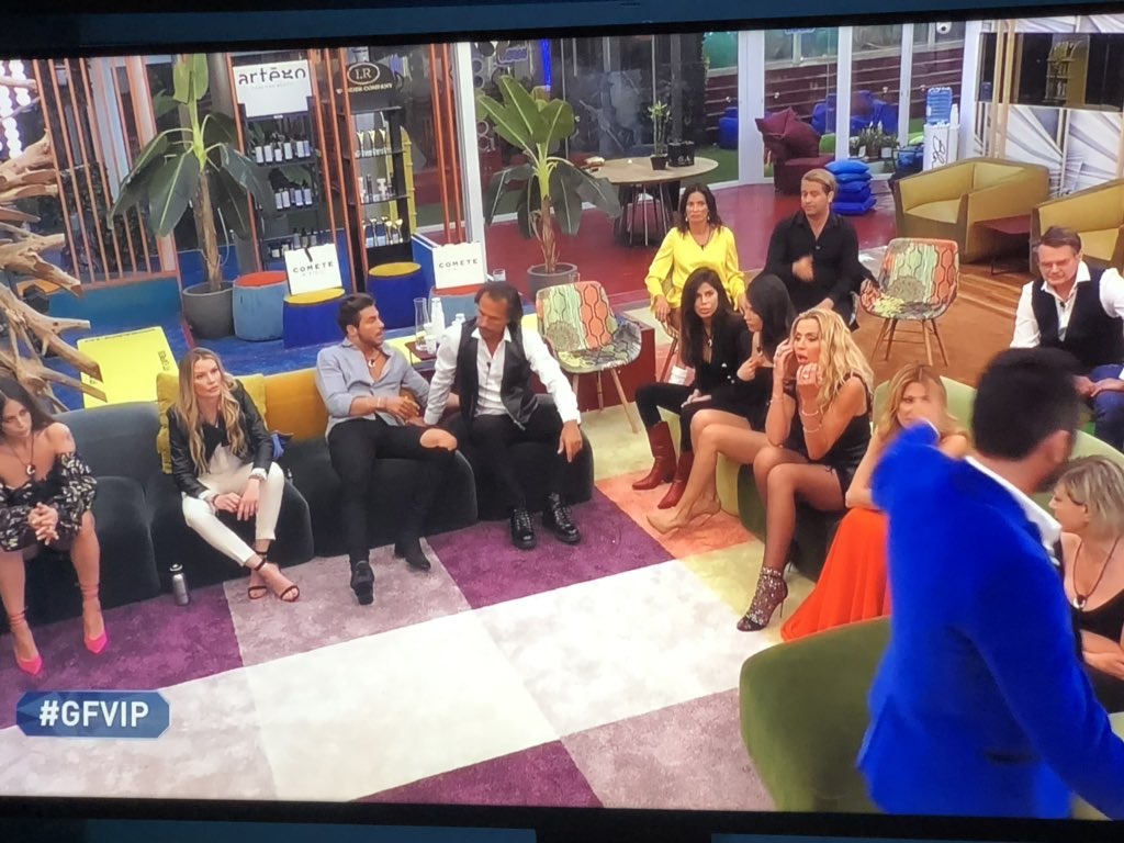 Ma a voi in un momento come quello che stiamo vivendo sembra educativo questa massa di persone chiuse in una casa a fare spettacolo non rispettando neppure una delle regole igieniche imposte alla nazione? #COVID2019italia <a href="/GrandeFratello/">Grande Fratello</a> #mandateliacasa