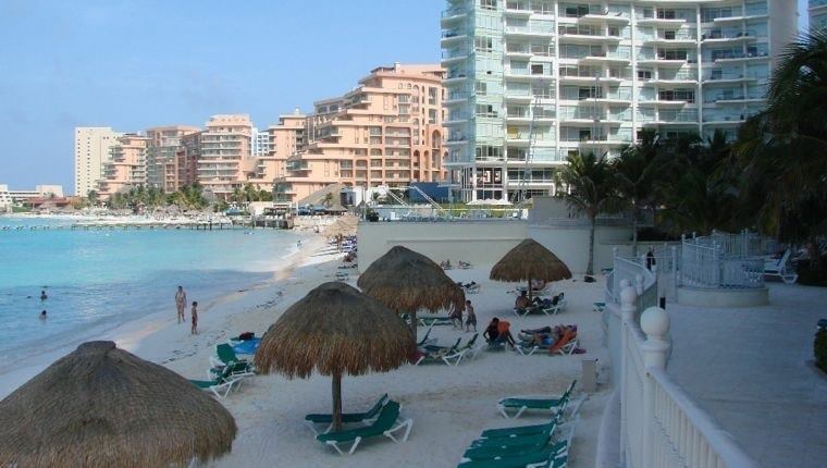 AViverosNoticia's tweet photo. ORDENAN CIERRE DE BARES, ANTROS Y CASINOS EN CANCÚN PARA EVITAR PROPAGACIÓN DEL COVID-19
#Cancún #Barex #Coronavirus https://t.co/6CmOyCAXRR