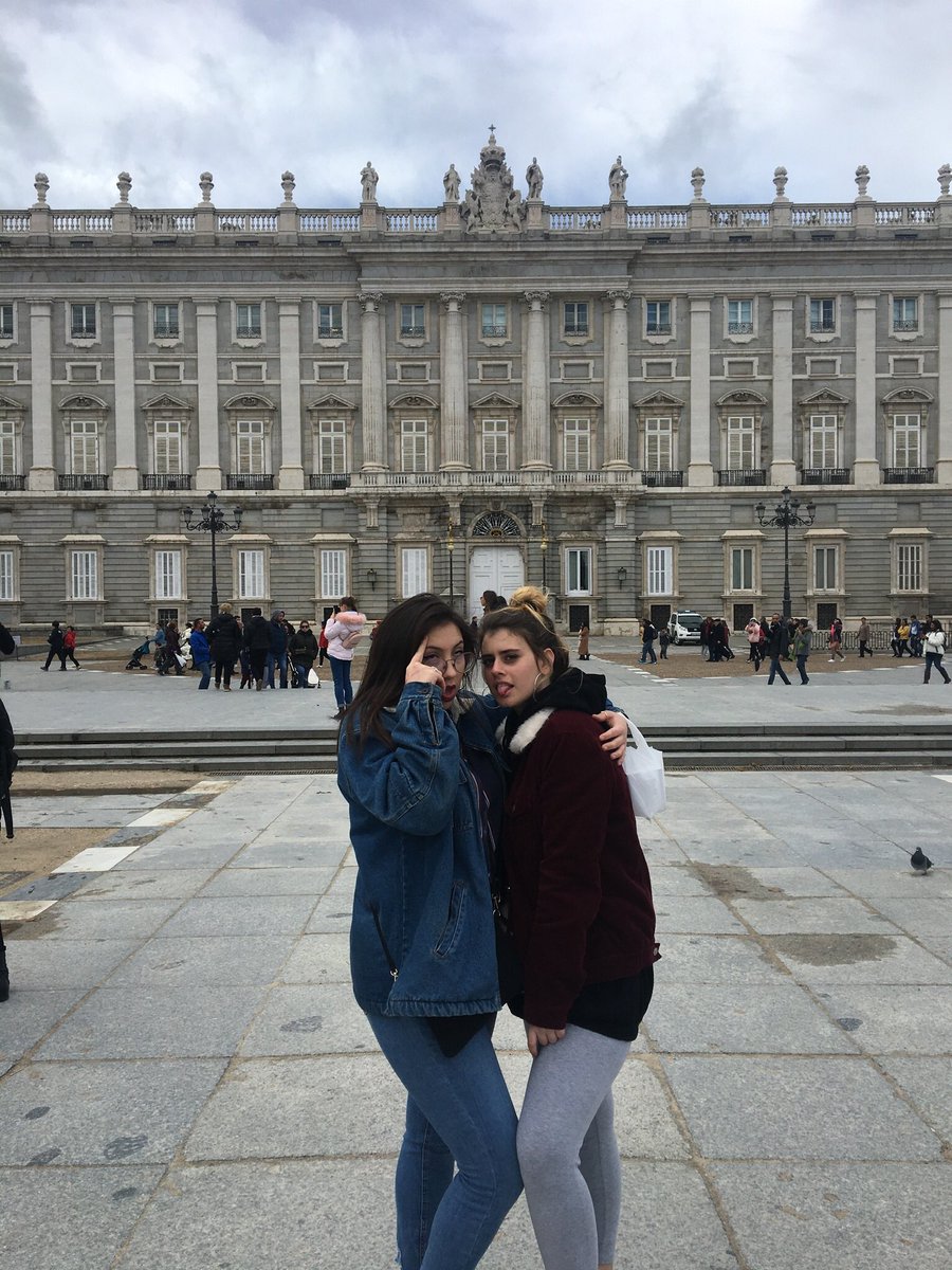 sunsetstories_'s tweet photo. El palacio real no estaba a nuestra altura. Dentro de poco volveremos a las andadas, felices 19, te quiero un mundo @eletejota 💖 https://t.co/Fe3YZDfGcj