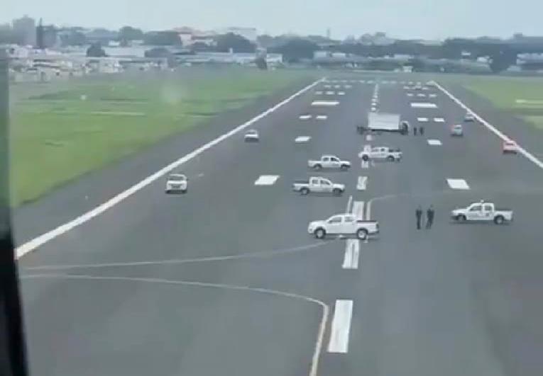 Resultado de imagen de El aeropuerto de Guayaquil desplegó los vehículos en la pista para evitar el aterrizaje de un avión de la aerolínea Iberia que llegaba de Madrid,