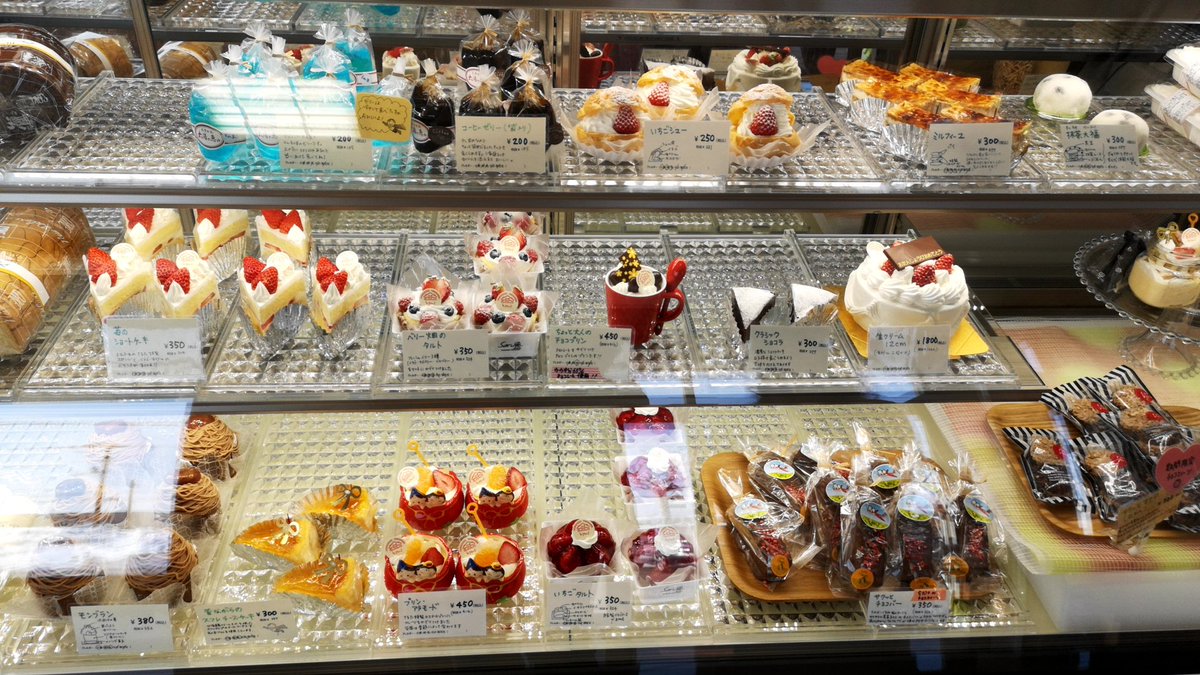 雪国のパン屋さん サルタセカンドさん パンとケーキのお店 下道を通ると 出会えます どこだろう 砂川の手前くらいだから滝川 ラップに包まれたパンの販売が温かみを感じてまた 一転 ケーキはビジュアルに力を入れており どれも目をひかれるもの