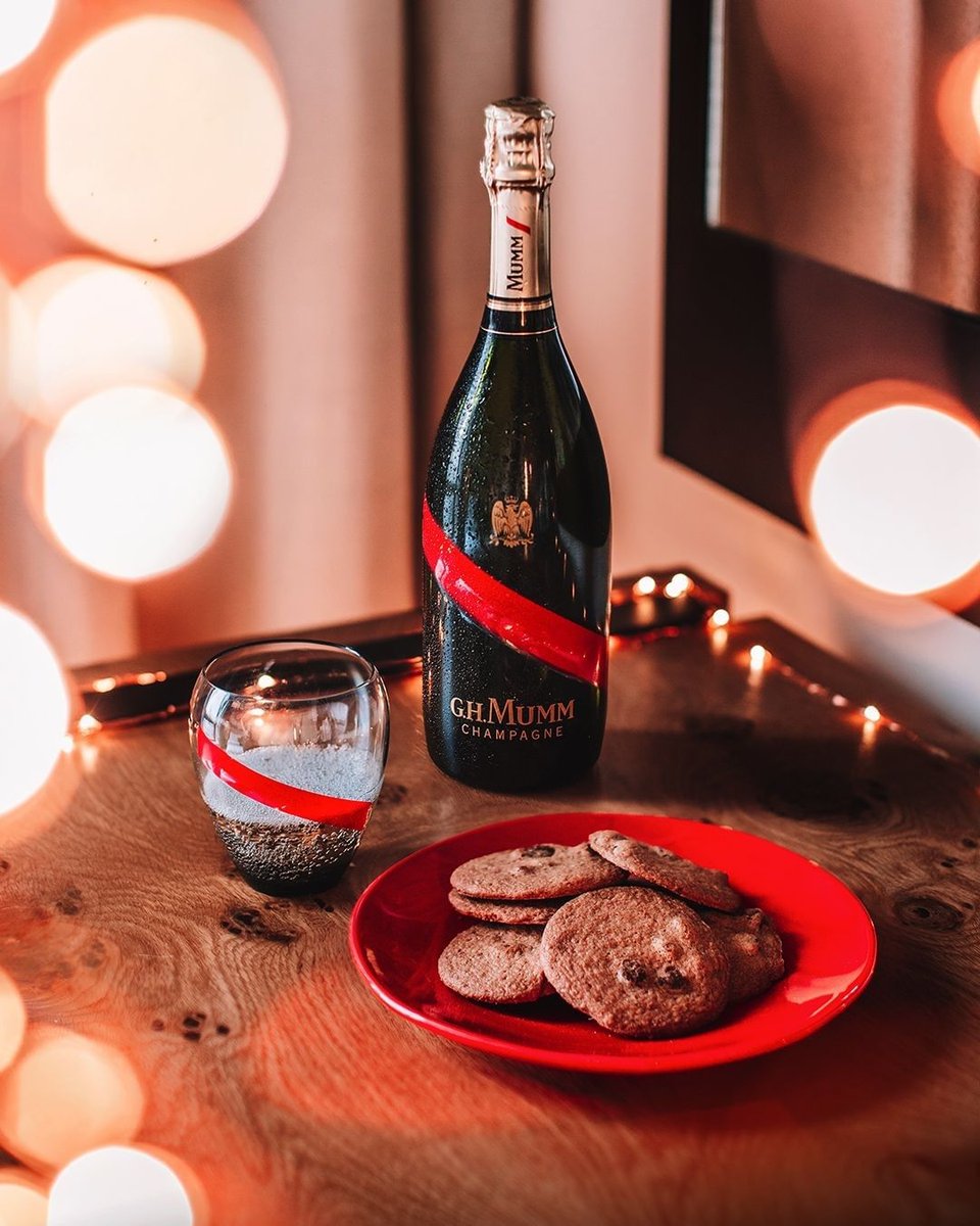 When we say #ChampagneDifferently, we mean it! 🍪🍾
#champagnelovers