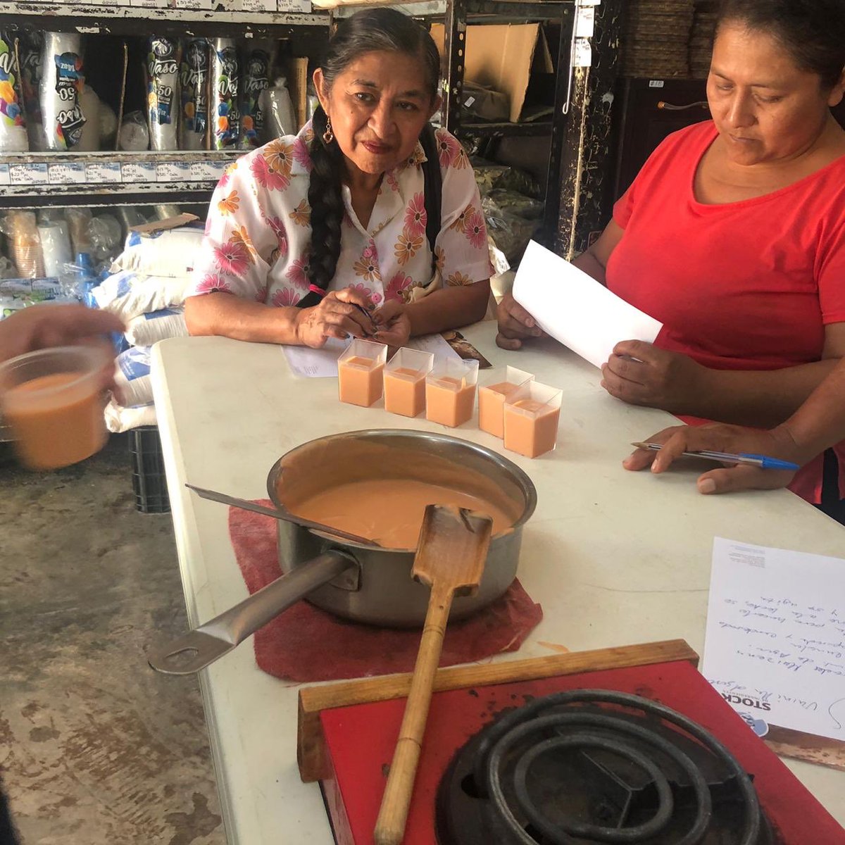 Stock_Campeche's tweet photo. Riquísimas cremas de mamey preparadas por la chef Karina durante la demostración del domingo 15 de marzo. ¡El postre perfecto para esta temporada! 
👩🏻‍🍳💝 https://t.co/jrGtL65krL