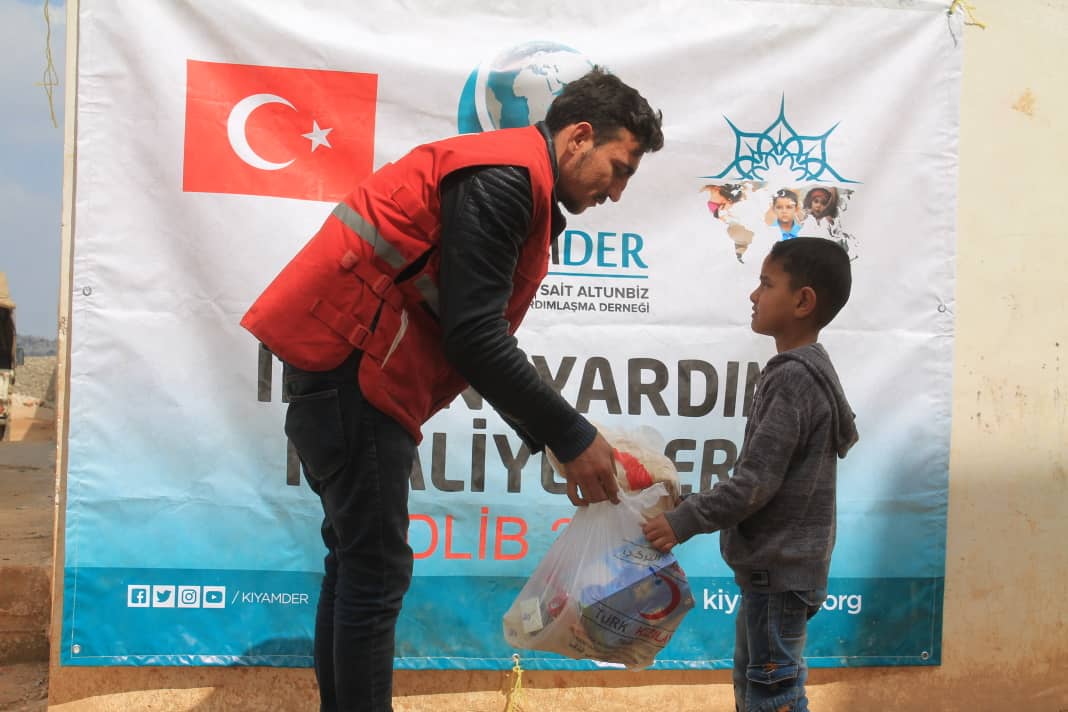 OLMAMIZ GEREKEN YERDEYİZ

Faaliyet bölgelerimizde zaruri yaşam ve gıda malzemelerini tırlarla Hatay/Reyhanlı Lojistik merkezimize sevk ediyor ve #TürkKızılay aracılığı ile #cilvegözü sınır kapısından #idlib kırsallarındaki çaresiz insanlara ulaştırıyoruz.