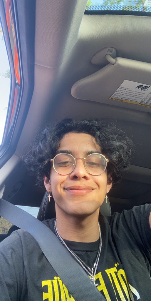 deleteddboi's tweet photo. excuse my messy ass hair https://t.co/QjG9CuM1gh