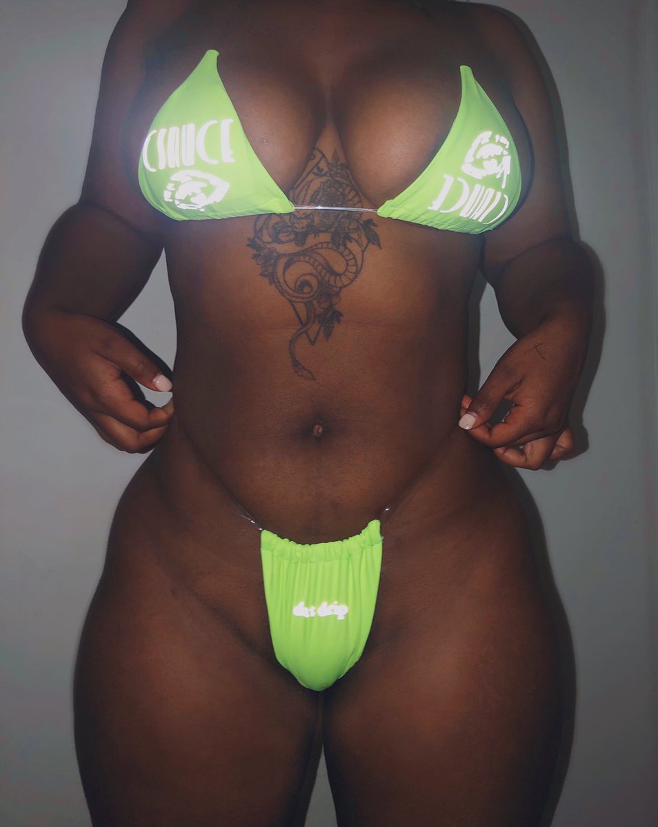 _TopOfTheLine__'s tweet photo. I would get a new bikini in the middle of this bs but @CSauceSupply got it 💁🏾♀️Young, Black, educated , and professional King. #datdrip https://t.co/4lQSuQOUD6