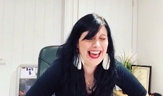 CathyHart007's tweet photo. Day 3. Different day, different hat and earrings, same excitement and ridiculous faces! Thanks to everyone who joined us on FB Live again. Connecting online is keeping us going. 😘💃🏻🎩 xx #singingtogether #got2singchoir #got2sing #got2singuk https://t.co/LLn7DPn20w… https://t.co/AYxYUMxR52