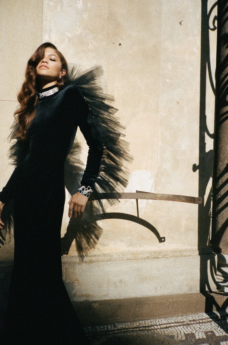 Zendaya's tweet photo. Bts from @Bulgariofficial 🖤

https://t.co/mTL64PFuuE https://t.co/I63Hv8a5yN