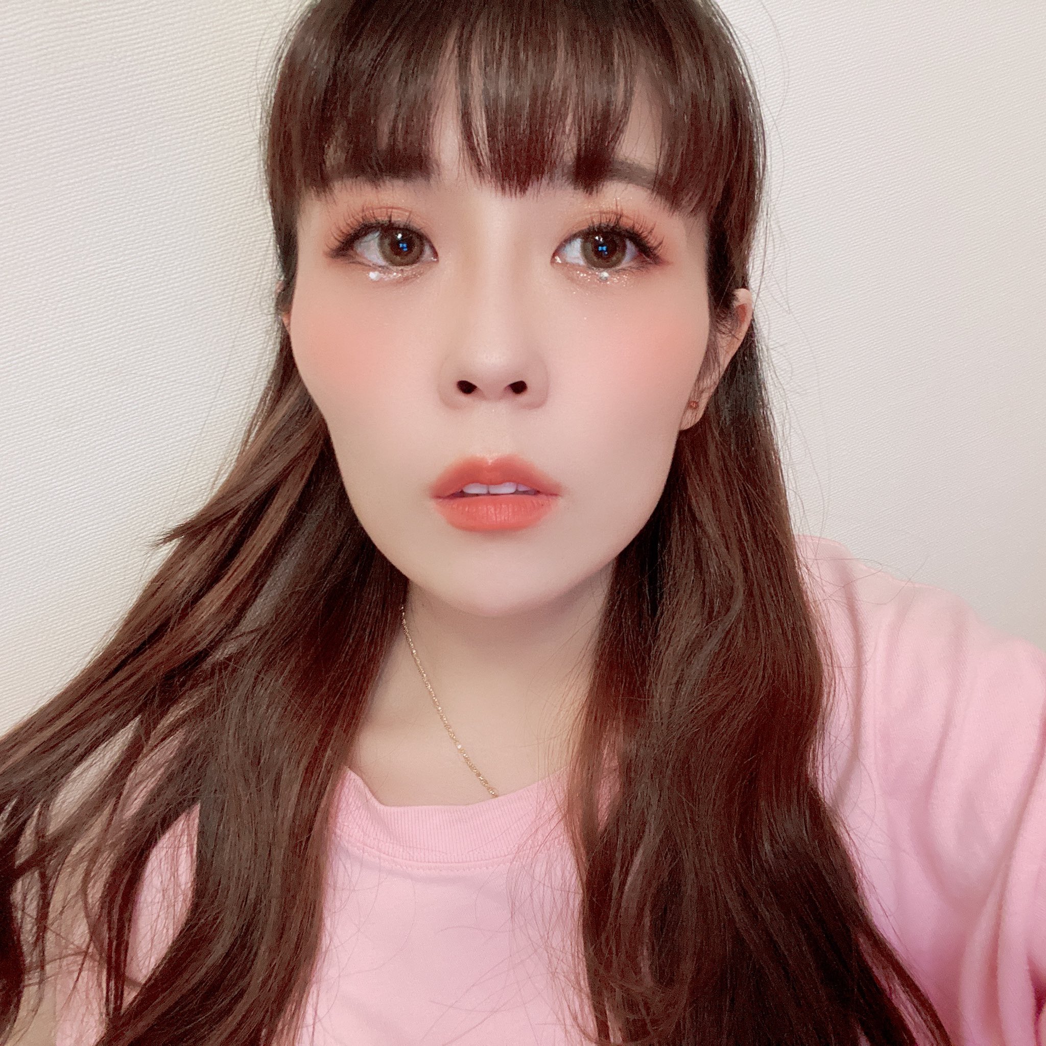 ぴかりな 10 16ワンマン みんなおっは いま韓国で流行ってるkpopメイクした時の 目の下にでっかい ラインストーンをつけます 笑 めっちゃ可愛いねんけどさ このストーンが外れて目に入った時の痛さといったら 笑笑 おは
