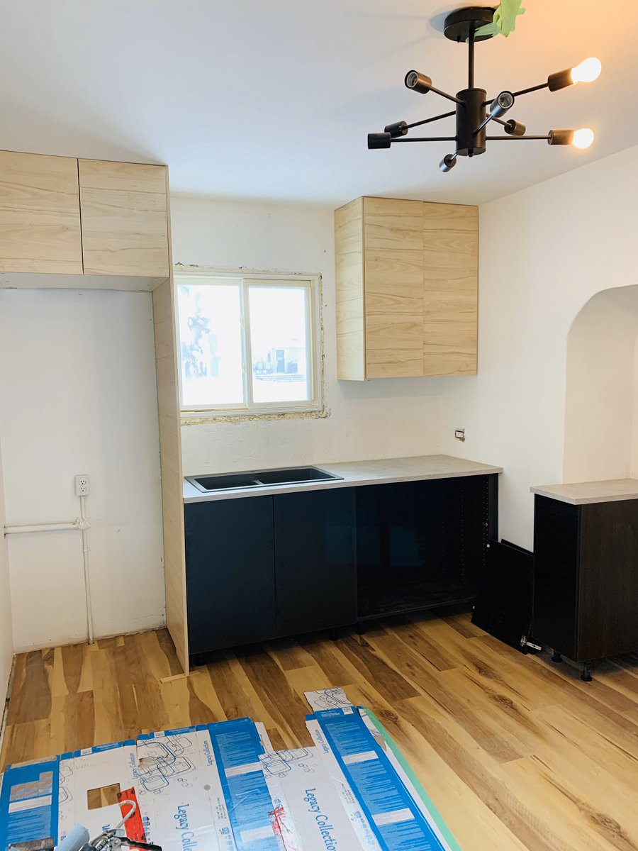 LOFT3DESIGN's tweet image. Very productive day on this little #kitchenrenovation It’s coming together nicely. Can’t wait to start the backsplash! #subwaytile #pennytile #blackandwhitedesign #interiordesigner #loft3 #leducdesigner #edmontondesigner #yegdesign #modernindustrial