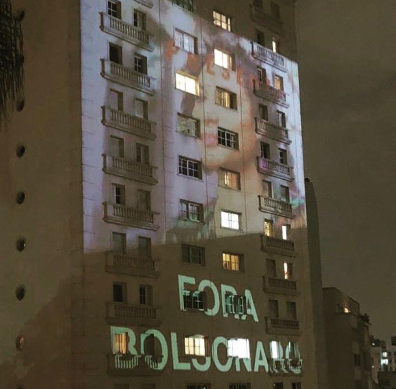 aniellefranco's tweet photo. As paredes gritam e eu também!!!! #ForaBolsonaro #panelaco18M #mariellepresente https://t.co/VWt52Ex6k5