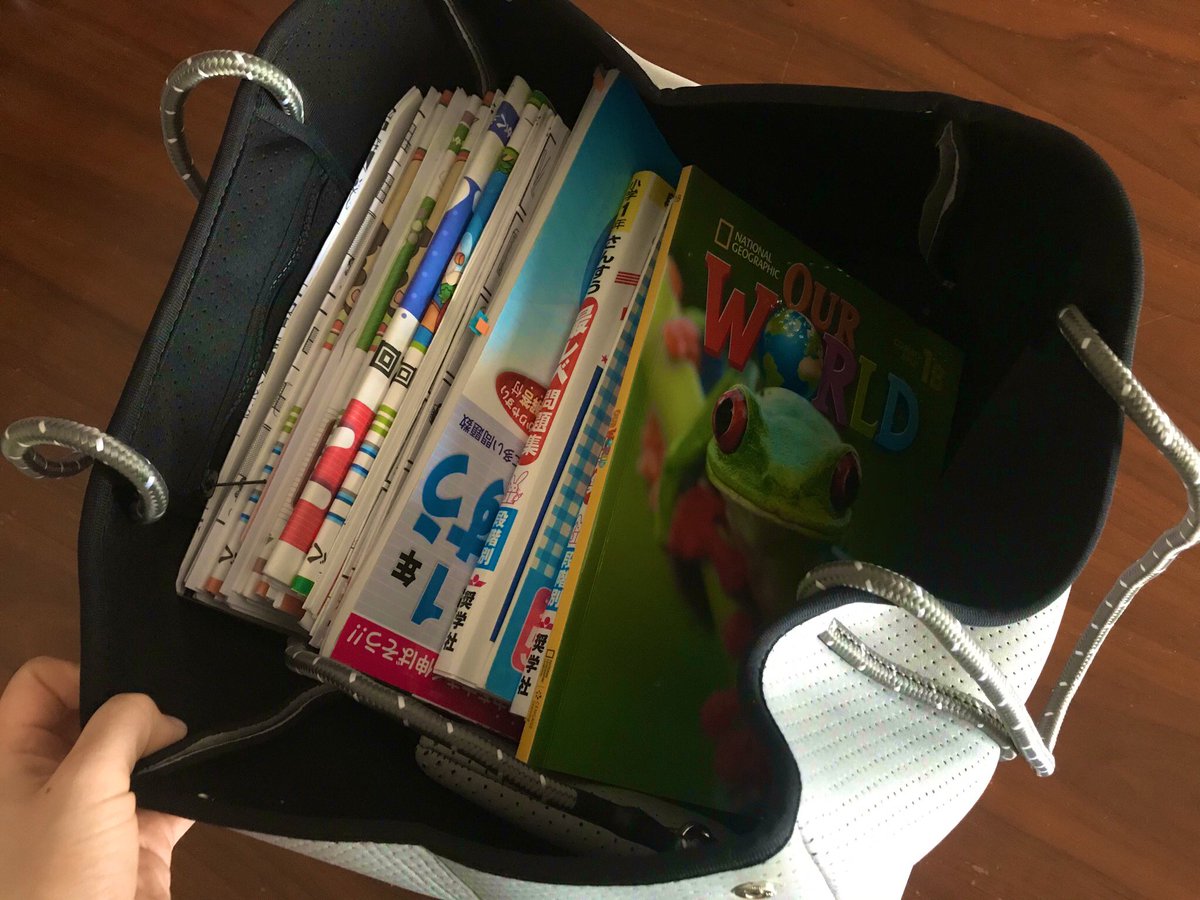 suuuumam's tweet photo. qbagが私のママバッグに最適な理由🙋‍♀️✨

☑️軽い
☑️汚れたら洗える
☑️白色でも安心
☑️可愛い
☑️私のテンションが上がる
☑️大容量すぎる
☑️水筒2本+お弁当入れても余裕
☑️公園でピクニックも可

子供はもう7歳と4歳ですが、お出かけにはまだまだ大荷物😂

子供2人の問題集もめっちゃ入る！！

#pr #qbag https://t.co/0MBdpC1pI4