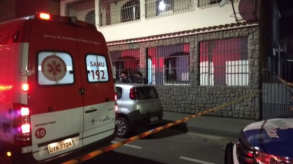 AGazetaES's tweet photo. Mulher é assassinada a facada na frente do filho em Vitória ➡️ https://t.co/SJqry9gh20 https://t.co/BpRqG5fgfS